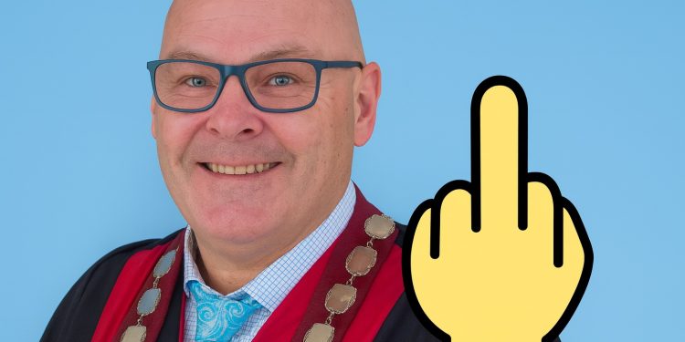 lismore-mayor-sorry-for-‘flipping-the-bird’-on-facebook-–-ballina-news-daily