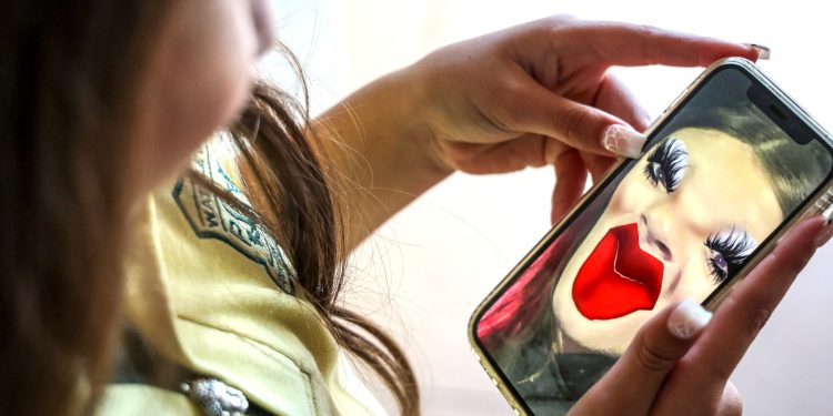 snapchat-starts-age-checks-in-australia-ahead-of-teen-social-media-ban-–-al-jazeera