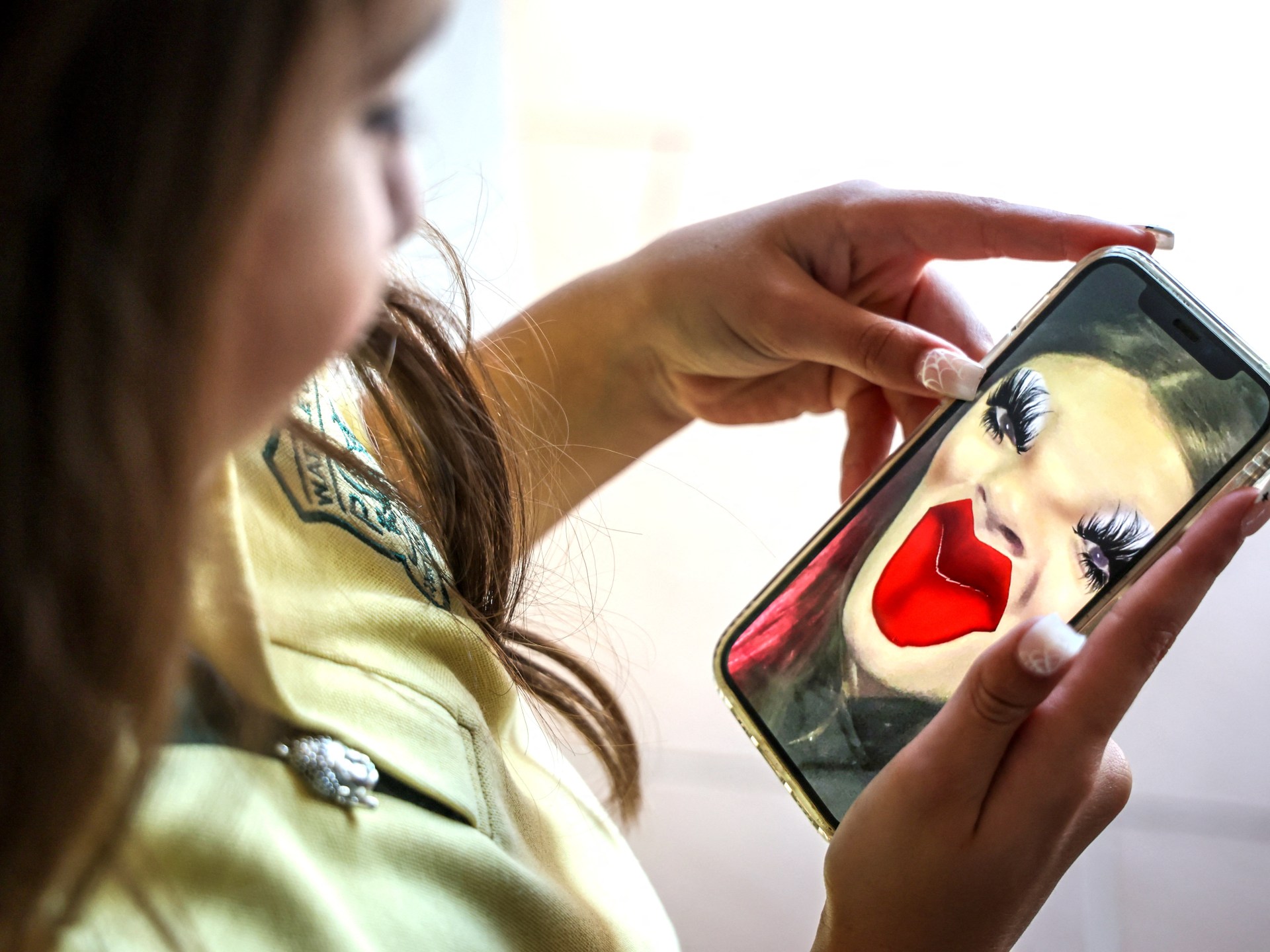 snapchat-starts-age-checks-in-australia-ahead-of-teen-social-media-ban-–-al-jazeera