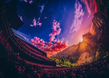 sphere-entertainment-shares-up-11%-as-music-stocks-have-a-rare-winning-week