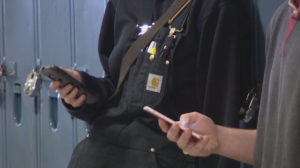 australia’s-youth-social-media-ban-is-looming.-could-canada-roll-out-something-similar?
