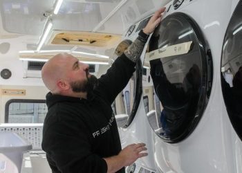 retired-cop-rehabs-bus-into-mobile-laundry:-he-now-washes-clothes-for-the-homeless