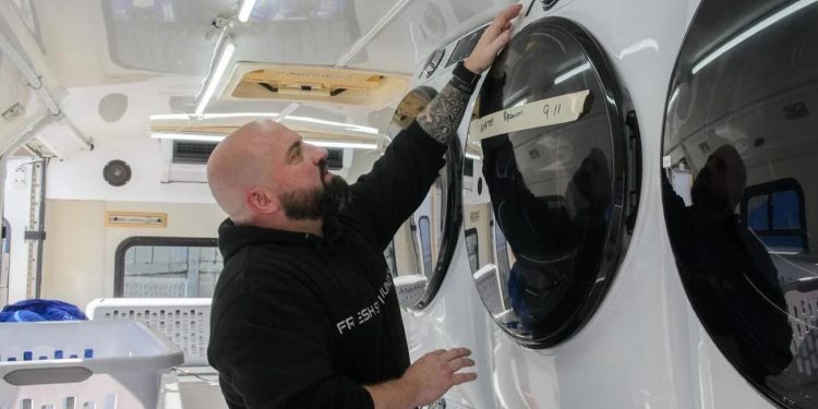 retired-cop-rehabs-bus-into-mobile-laundry:-he-now-washes-clothes-for-the-homeless