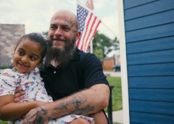 gift-of-tiny-home-reunites-veteran-with-his-2-yo-daughter-thanks-to-a-new-current-address