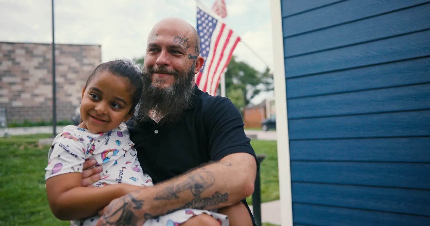 gift-of-tiny-home-reunites-veteran-with-his-2-yo-daughter-thanks-to-a-new-current-address