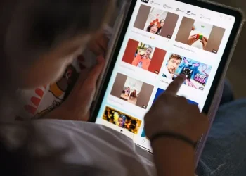 teen-bypasses-snapchat-age-check,-exposing-limits-of-australia’s-social-media-ban