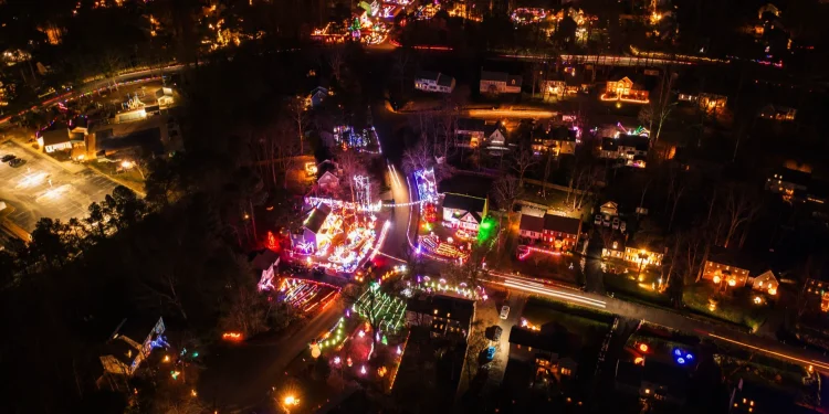 glow-big-or-glow-home-offers-holiday-cheer-in-chesterfield-county-–-vimeo