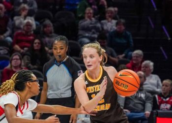 carlson-hits-career-high-five-threes-in-final-non-conference-game-at-no.-19-ohio-state