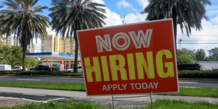 jobs-hiring:-why-the-us-economy-felt-brutal-in-2025.-|-vox