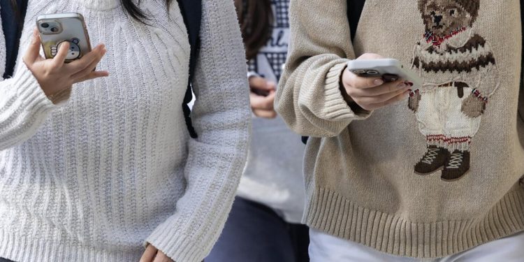 how-one-la.-school-is-enforcing-phone-limits-without-taking-phones-away