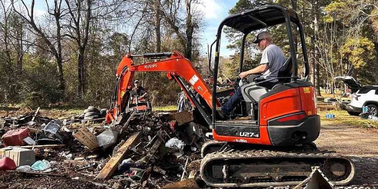 texarkana-community-comes-together-after-facebook-post-to-clean-up-local-resident’s-yard