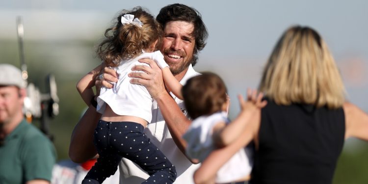 nacho-elvira-captures-dubai-title-after-shane-lowry-chips-into-water,-doubles-last