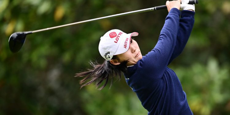 youmin-hwang-holds-her-ground-to-stay-in-contention-after-play-suspended-at-lake-nona