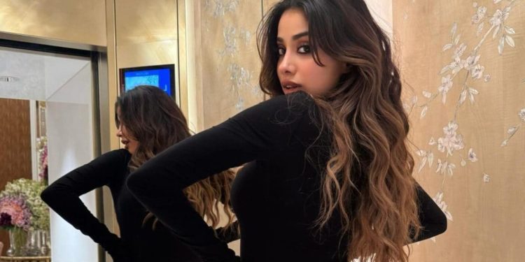 janhvi-kapoor’s-‘tumblr-girl’-glam-look-gets-a-thumbs-up-from-bff-orry-–-news18
