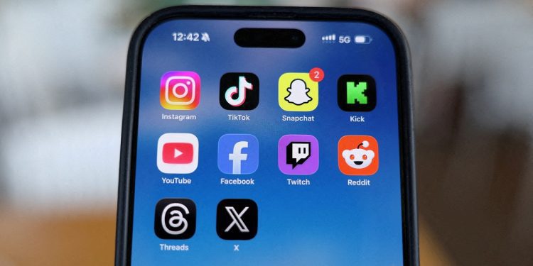 more-countries-consider-social-media-bans-for-minors-–-polskie-radio