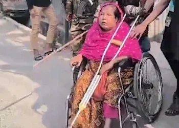 অসুস্থ-ভোটারকে-সহযোগিতা-করলেন-সেনাসদস্যরা-–-youtube