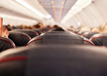 woman’s-love-note-to-guy-on-flight-goes-viral-|-iheartcountry-radio