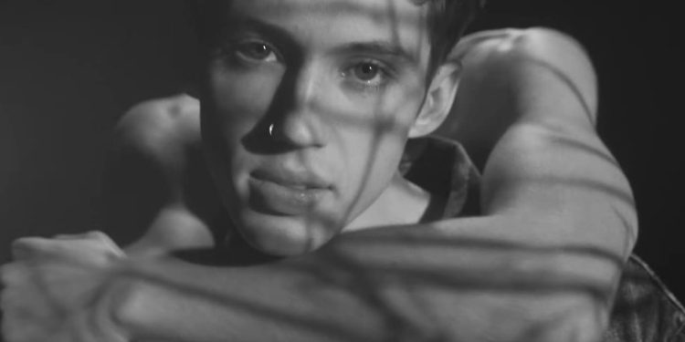‘blue-neighbourhood’-ten-years-on:-troye-sivan’s-contribution-to-tumblr-culture