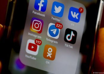 russia-blocks-youtube-and-whatsapp-–-dw.com