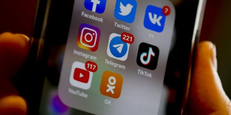 russia-blocks-youtube-and-whatsapp-–-dw.com