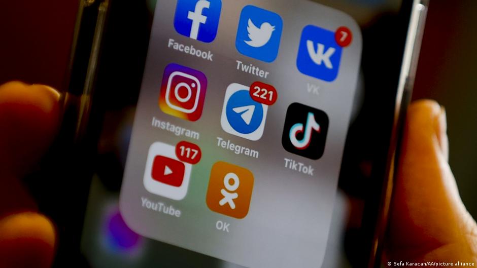 russia-blocks-youtube-and-whatsapp-–-dw.com