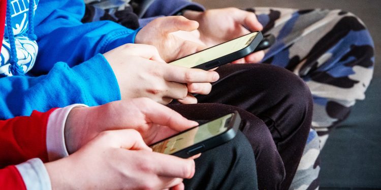russia-shuts-down-whatsapp,-pushes-citizens-to-state-run-app-accused-of-being-a-‘surveillance’-tool