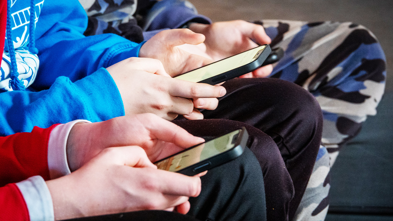 russia-shuts-down-whatsapp,-pushes-citizens-to-state-run-app-accused-of-being-a-‘surveillance’-tool