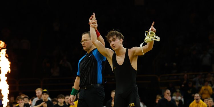 no-7-hawkeyes-come-back-to-defeat-no.-10-michigan,-19-17