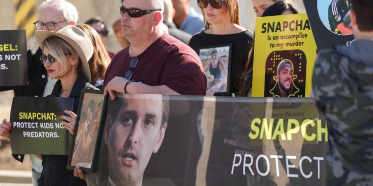 parents-who-blame-snapchat-for-their-children’s-deaths-protest-outside-company’s-headquarters