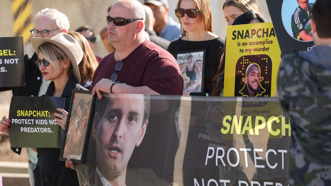 parents-who-blame-snapchat-for-their-children’s-deaths-protest-outside-company’s-headquarters