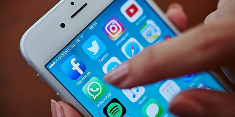 whatsapp-to-implement-cci-order-on-giving-users-choice-on-data-sharing,-supreme-court-told