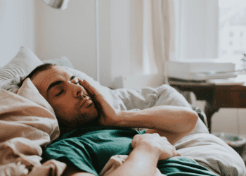 doctor-reveals-the-real-reason-you-feel-like-falling-when-you’re-going-to-sleep-–-unilad