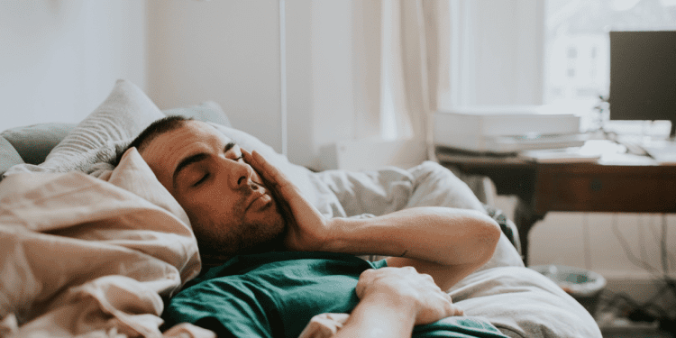 doctor-reveals-the-real-reason-you-feel-like-falling-when-you’re-going-to-sleep-–-unilad