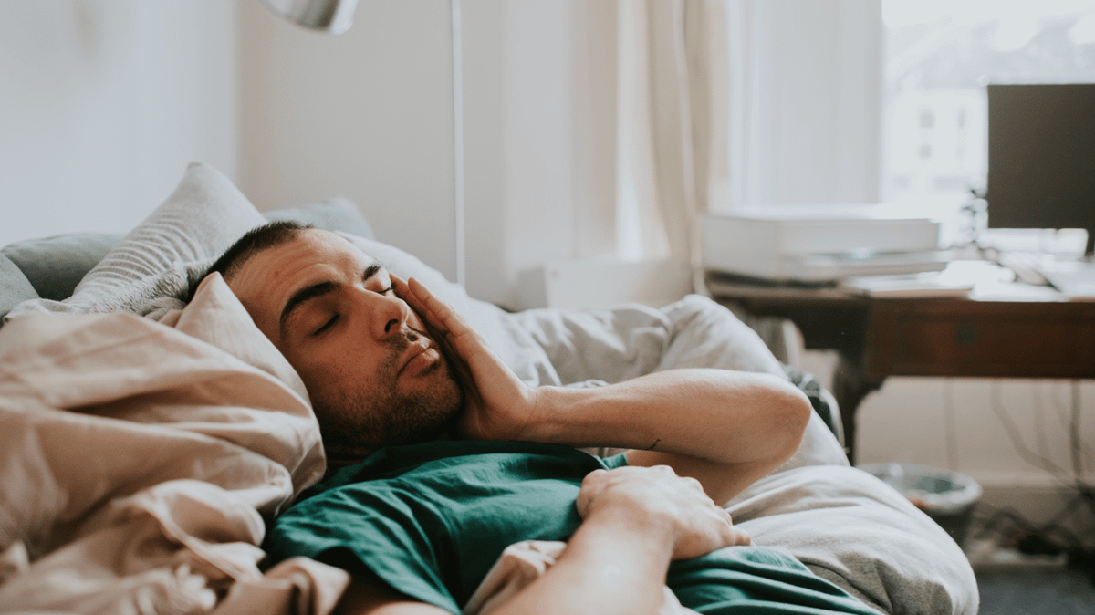 doctor-reveals-the-real-reason-you-feel-like-falling-when-you’re-going-to-sleep-–-unilad
