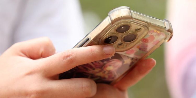 one-fifth-of-australian-teens-under-16-still-use-tiktok,-snapchat-after-social-media-ban