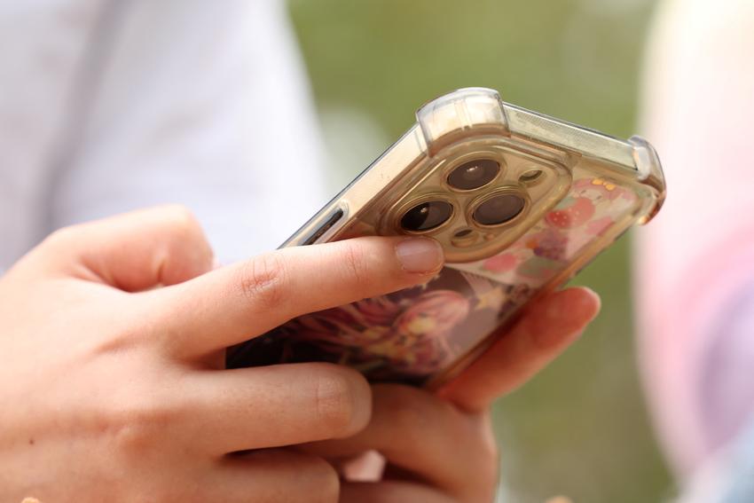 one-fifth-of-australian-teens-under-16-still-use-tiktok,-snapchat-after-social-media-ban