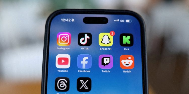 users-scroll-between-reality,-reflection-in-‘changed’-social-media-|-daily-sabah
