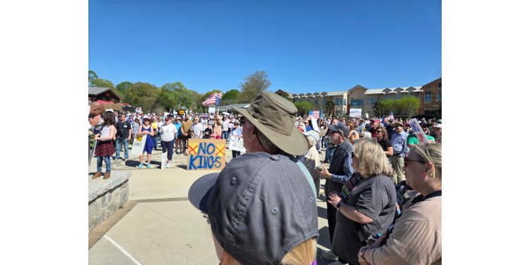 no-kings-event-in-smyrna-attracts-hundreds-–-cobb-courier