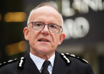 police-ordered-to-stop-wasting-time-on-twitter-squabbles-–-evening-standard