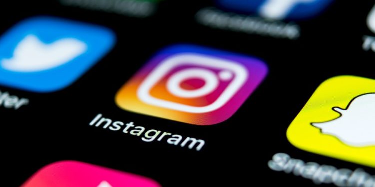 teen-girls-feel-pressure-to-be-‘perfect’-on-instagram,-so-many-choose-not-to-post-at-all