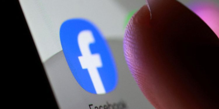 former-facebook-worker-investigated-by-police-over-download-of-30000-private-images
