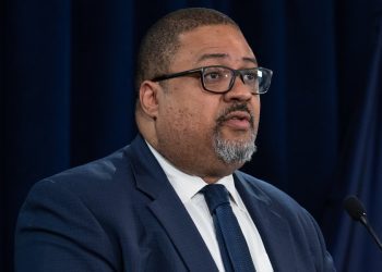 manhattan-da-bragg-urges-meta-to-help-stop-immigration-scams-on-facebook,-whatsapp