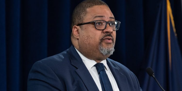 manhattan-da-bragg-urges-meta-to-help-stop-immigration-scams-on-facebook,-whatsapp