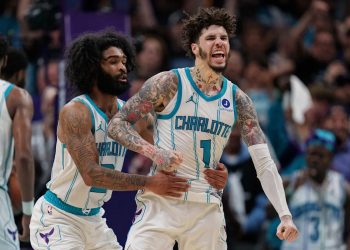 twitter-gold:-coby-white’s-incredible-three-–-yahoo-sports