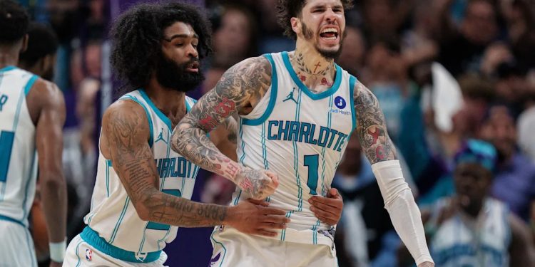 twitter-gold:-coby-white’s-incredible-three-–-yahoo-sports