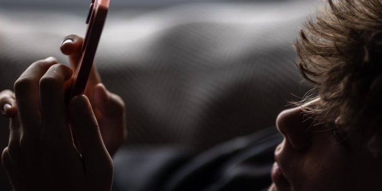 tiktok,-instagram,-snapchat:-teens-share-which-app-affects-sleep-most-|-mashable