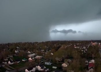 suspected-tornado-rolls-through-lena-–-wndu