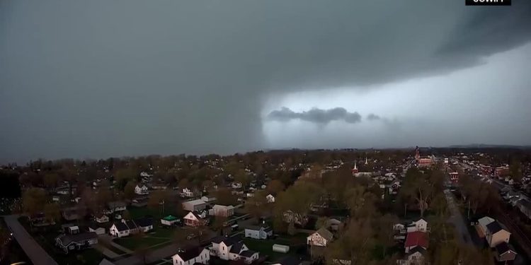 suspected-tornado-rolls-through-lena-–-wndu
