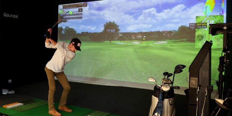 new-golf-simulator-with-over-1,500-courses-opens-in-dyersville-–-98.1-khak