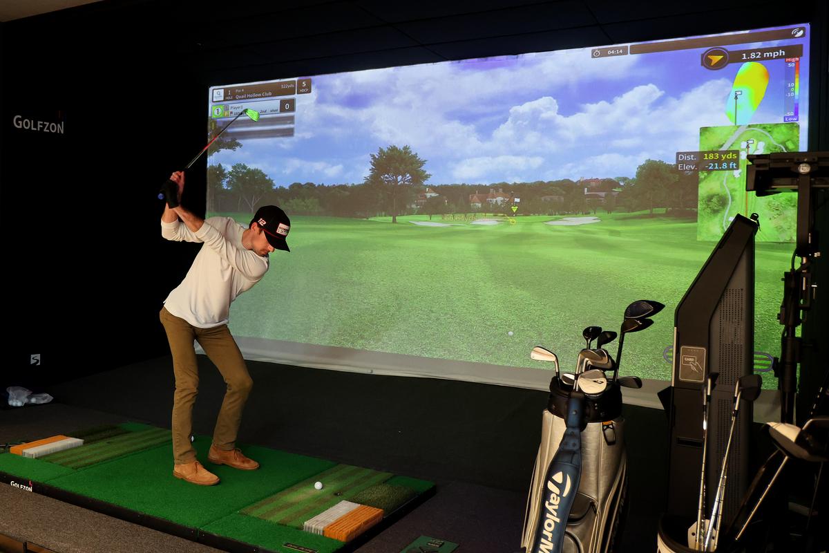 new-golf-simulator-with-over-1,500-courses-opens-in-dyersville-–-98.1-khak